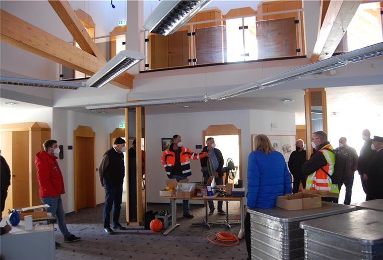 Seefeld: Aus Bankgebäude soll Feuerwehrhaus werden Ortstermin der Politiker in dem leer stehenden Bankgebäude in Seefeld: Stephan Hennings von der Feuerwehr Seefeld erläuterte den Mitgliedern des Infrastrukturausschusses, wie ein Umbau zum Feuerwehrhaus aussehen könnte.