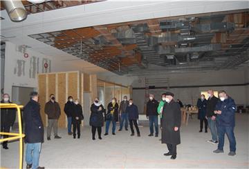 Ortstermin in der Markthalle Rodenkirchen: Im Saal werden die letzten Teile der gereinigten Lüftung angeschlossen. Die helle Decke ist im Werden. Im Hintergrund rechts sind die Vorbereitungen für den neuen Tresen zu sehen.