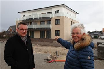 Ortsvorsteherin Giesela Schwertfeger (CDU) und Bürgermeister Andreas Wittenberg (parteilos) entkräften Bürgerbedenken, dass das Neubaugebiet "Östlich der Wassergarde" aufgrund der Mehrfamilienhäuser zu wuchtig sei.