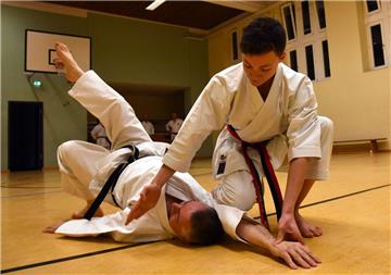 OSC-Karateka Eric Wagner (rechts) legt seinen Trainer Frank Steffen aufs Kreuz.  Foto Scheschonka