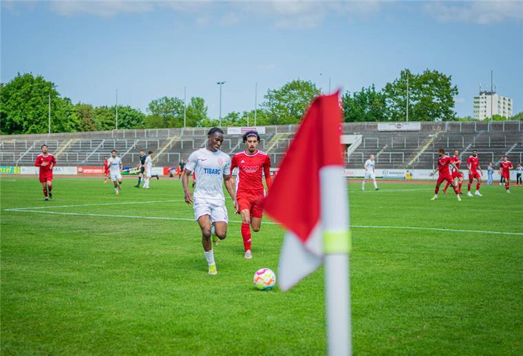 OSC-Spieler Ali Wazneh im Laufduell mit Eimsbüttels Michael Chukwuemeka Igwe (links).