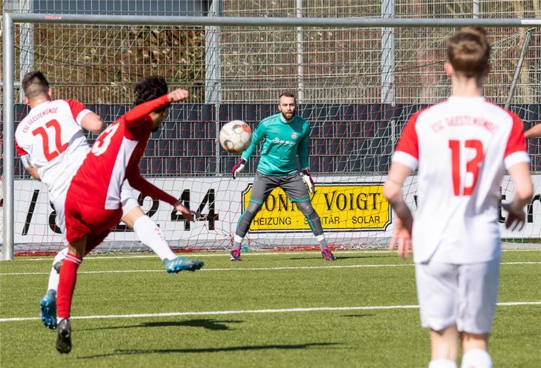 OSC-Spieler Ali Wazneh (in Rot) trifft in dieser Szene frühzeitig zum 1:0 für die Gäste.