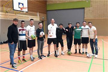 OSC-Trainer Roman Opalka (Fünfter von links) hat sich für die Futsal-Regionalliga ein starkes Team zusammengesucht. Foto Scheer