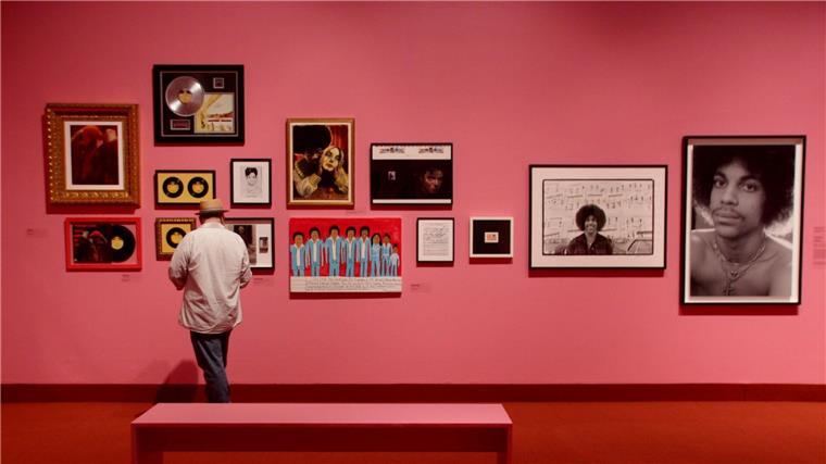 Spike Lee mit großer Ausstellung in New Yorker Museum geehrt Oscar-Preisträger Spike Lee wird mit einer Ausstellung im New Yorker Brooklyn Museum geehrt.