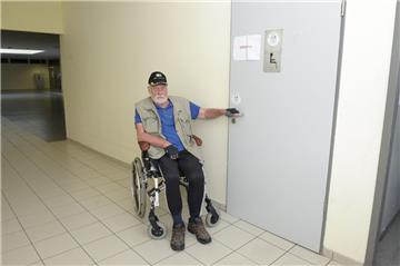 Oskar Hammarström zeigt das verschlossene Behinderten-WC im Hanse-Carré.