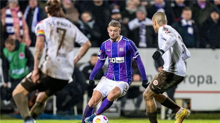 Osnabrücks Mickael Cuisance läuft mit dem Ball am Fuß.
