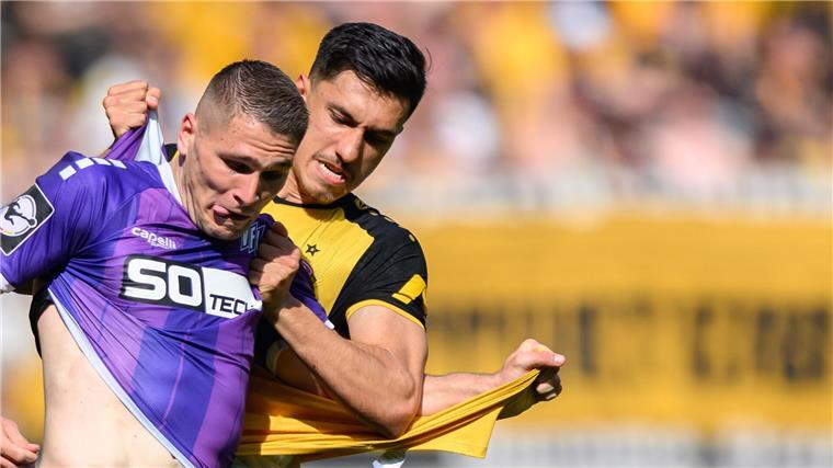 Sieg in Osnabrück: Außenseiter Lohne schafft Pokal-Coup Osnabrücks Stürmer Marcus Müller (l).
