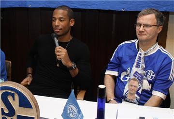 Oste-Knappen-Vorsitzender Frank Palluch (rechts), hier mit dem Ex-Schalker Dennis Aogo, ist seit Jahrzehnten glühender Schalke-Fan.