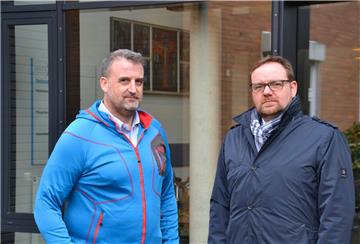 Ostemed-Geschäftsführer Rauiner Röhrs (rechts) und der kaufmännische Leiter des Unternehmens, Michael Fuisting, müssen nach eigener Aussage "einen enormen Aufwand treiben", um einen Arzt nach Zeven zu holen.