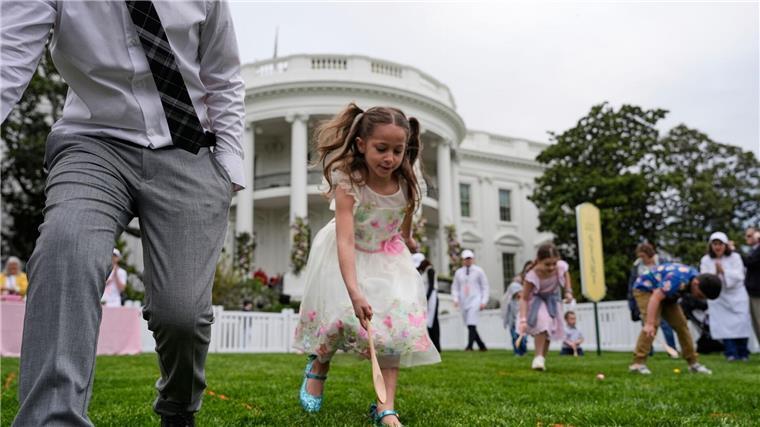 Trump tritt mit Osterhase auf - teure Eier, große Spender Ostereier rollen im Garten des Weißen Hauses.
