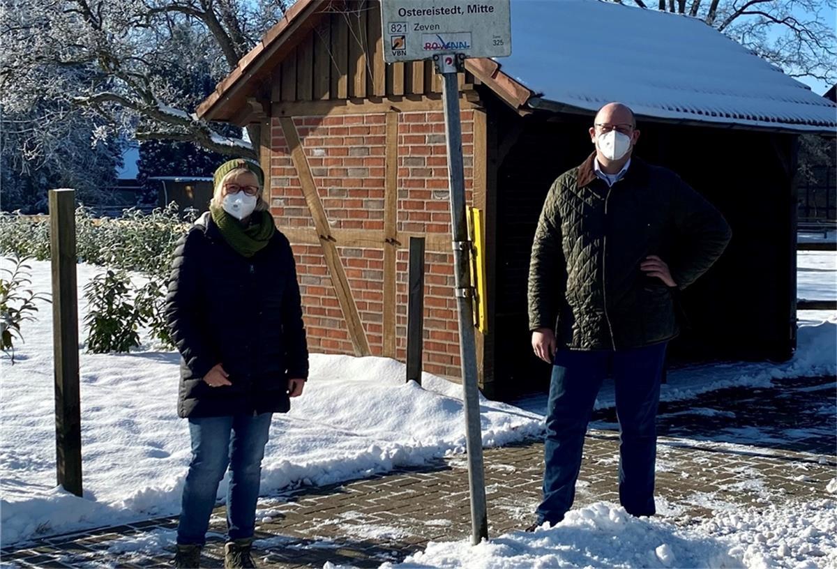 Ostereistedts Bürgermeisterin Ulrike Ringen freut sich zusammen mit Marco Mohrmann über die Förderzusage aus Hannover.