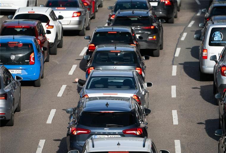 ADAC erwartet zu Ostern volle Autobahnen – besonders im Norden Der ADAC rechnet rund um Ostern mit langen Staus – vor allem Gründonnerstag und Karfreitag droht dichter Verkehr.