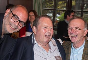 Ottfried Fischer (M) feiert zusammen mit den Kabarettisten Hannes Ringlstetter (l) und Michael Lerchenberg im Augustinerkeller in München.
