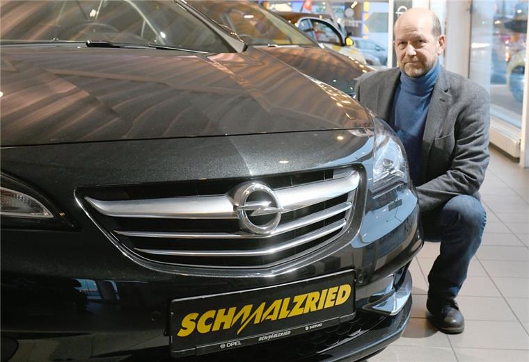 Otto Stingl, Geschäftsführer des Autohauses Schmalzried ist einer der Opelhändler aus Bremerhaven, der sich über die Übernahme durch Peugeot freuen.