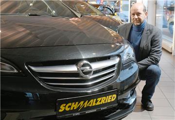 Otto Stingl, Geschäftsführer des Autohauses Schmalzried ist einer der Opelhändler aus Bremerhaven, der sich über die Übernahme durch Peugeot freuen.