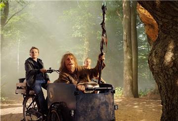 Otto Waalkes als Catweazle, Julius Weckauf (links) als Benny und Gloria Terzic als Lisa in einer Szene des Films "Catweazle".