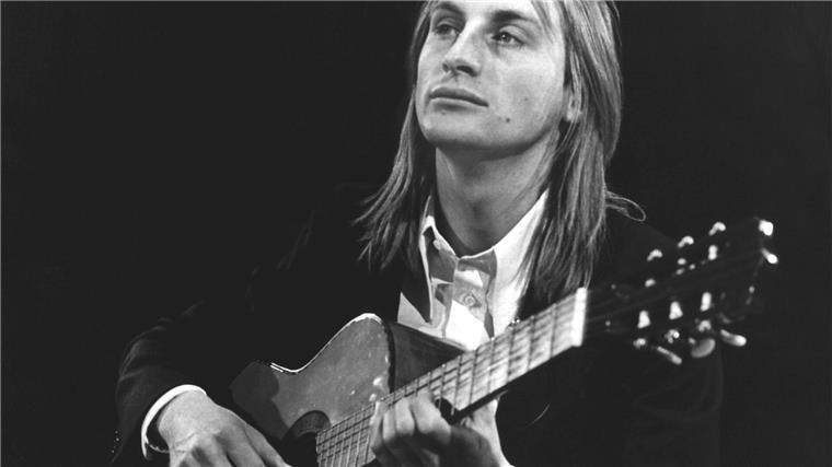 Otto Waalkes, Blödelbarde und Entertainer, mit Gitarre bei der Aufzeichnung seines ersten Fernsehauftritts im im Mai 1973.