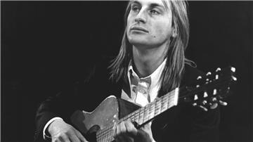 Otto Waalkes, Blödelbarde und Entertainer, mit Gitarre bei der Aufzeichnung seines ersten Fernsehauftritts im im Mai 1973.