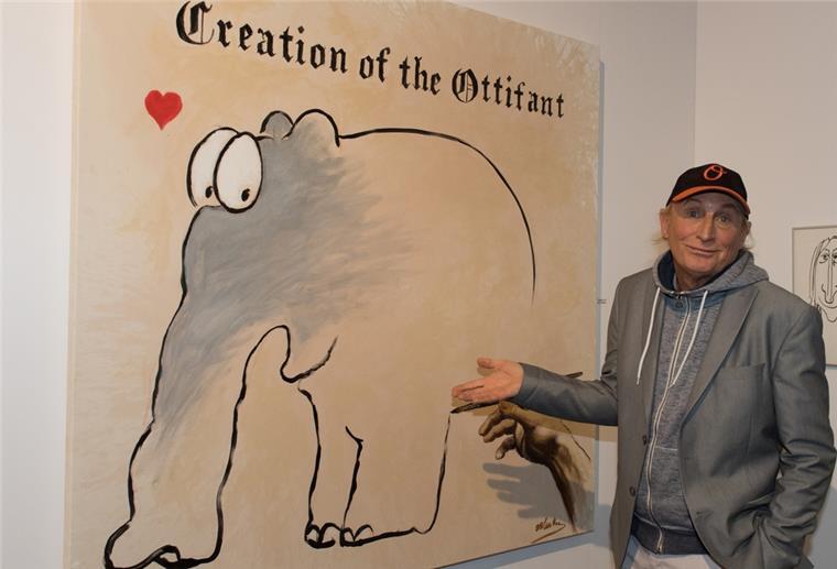 Otto Waalkes: So entstand der erste Ottifant Otta Waalkes steht vor einem Bild eines Ottifanten. Das Bild ist betitelt mit "Creation of the Ottifant".