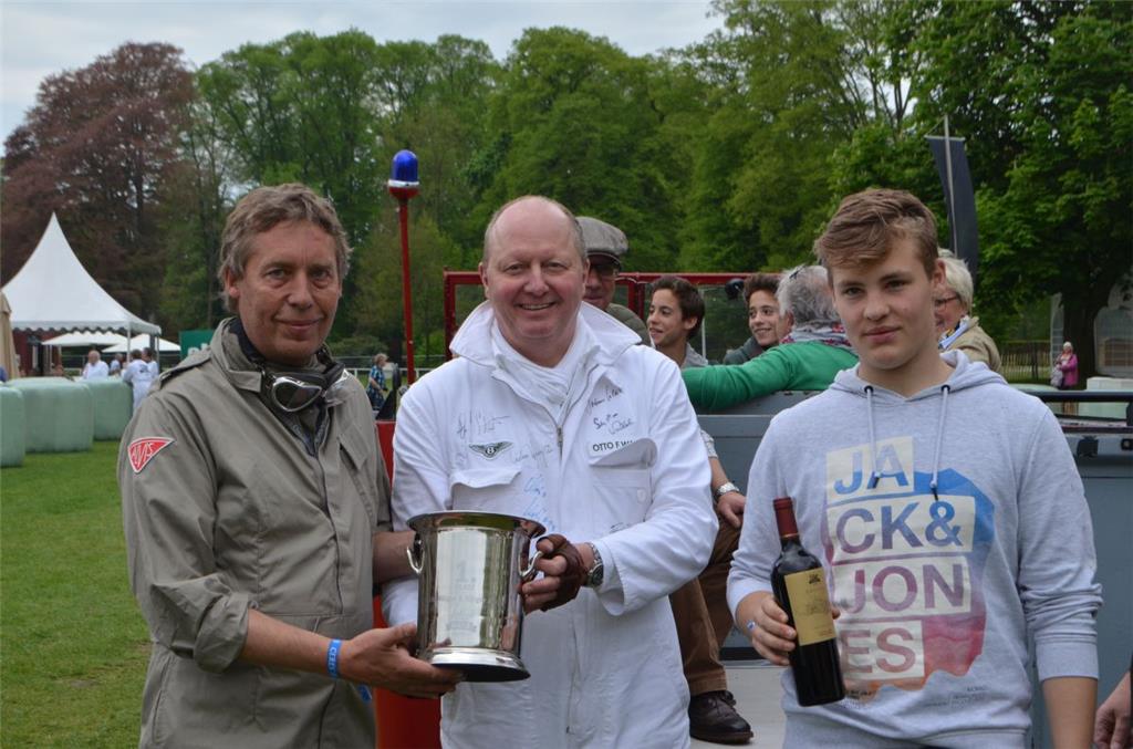 Otto Wachs, Geschäftsführer der Autostadt, überreichte den ersten Preis der Vintage Race Days.