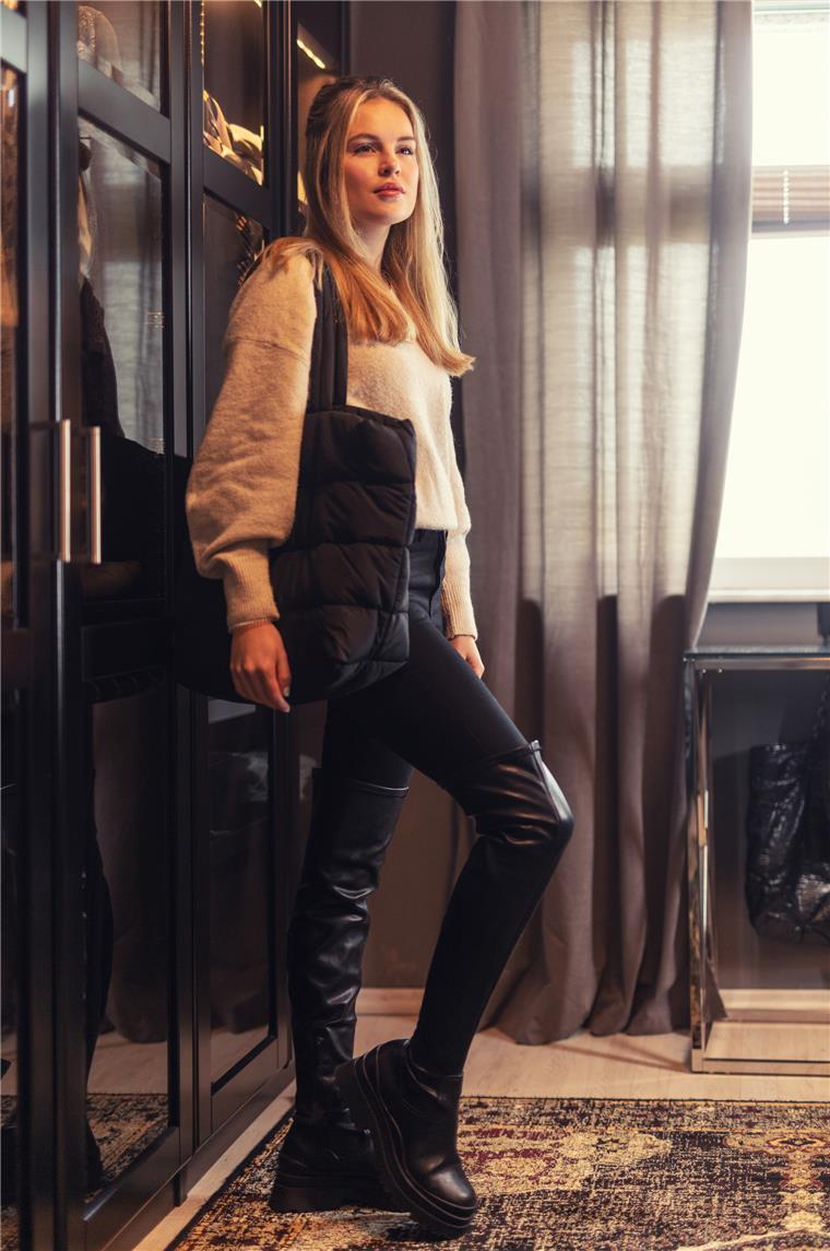 Overknee-Stiefel und gesteppte Tasche- Outfit
