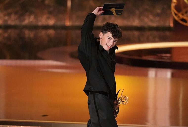 Hollywood feiert sich selbst: Emmy-Abräumer „The Studio“ Owen Cooper aus „Adolescence“ ist jetzt der jüngste Mann, der je einen Schauspielpreis bei den Emmys gewann.