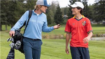Owen Wilson (links) und Peter Dager (rechts) in einer Szene der AppleTV+ Serie „Stick“