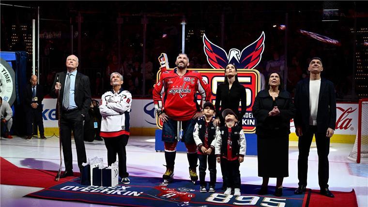 Owwtschkin wurde vor dem Spiel von Washington gegen Carolina für seine 895 NHL-Tore geehrt.