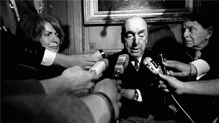 Untersuchung über Tod von Pablo Neruda wird neu aufgerollt Pablo Neruda spricht zu Reportern, nachdem ihm der Literaturnobelpreis zuerkannt worden war.
