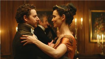 Pablo Pauly (l) als Félix und Camille Rutherford als Agathe in einer Szene des Films „Jane Austen und das Chaos in meinem Leben“