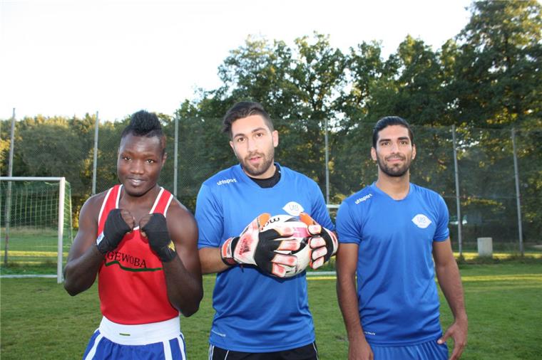 Auf den Spuren von Hahn und Otten: Diese Flüchtlinge starten als Sportler durch Packen die Karriere an (von links): Der Boxer Houmana Coulibaly (Elfenbeinküste) aus Stubben sowie die iranischen Fußballspieler „Steve“ Ali Azad und Adel Yusefi aus Beverstedt-Wehldorf.