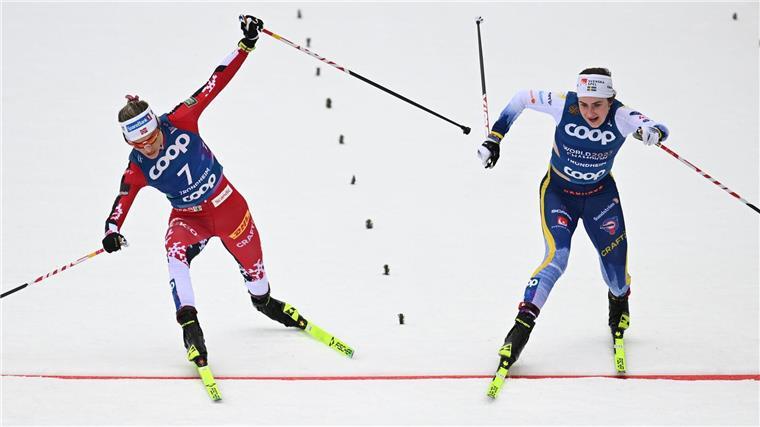 Packendes Finale: Therese Johaug (l) muss sich Ebba Andersson geschlagen geben.