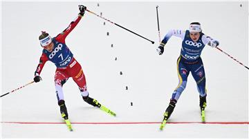 Packendes Finale: Therese Johaug (l) muss sich Ebba Andersson geschlagen geben.