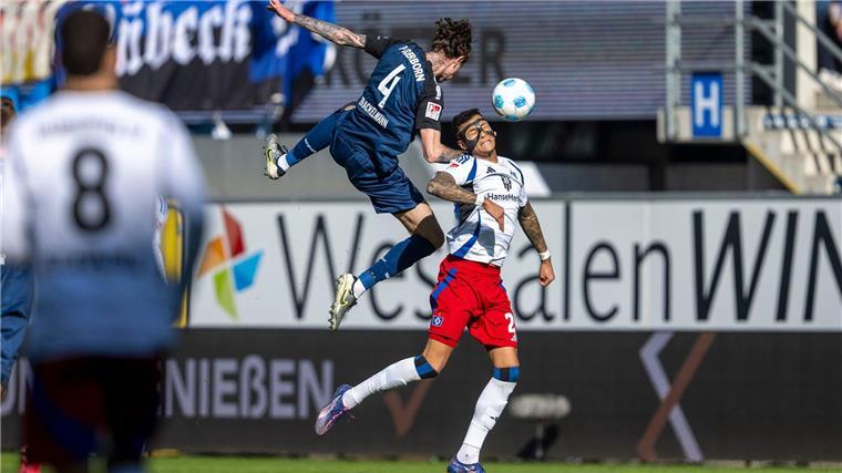 Vertane Chance im Aufstiegsrennen: HSV verliert in Paderborn Paderborns Calvin Brackelmann (l) und Hamburgs Davie Selke kämpfen um den Ball.