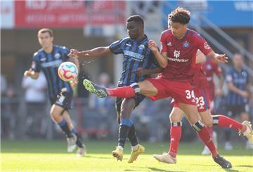 Paderborns Sirlord Conteh (links) im Kampf um den Ball mit Hamburgs Jonas David.