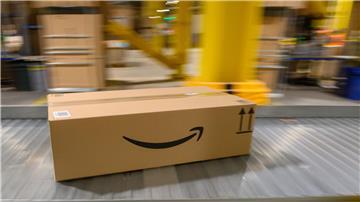 Paket auf einem Förderband im Amazon-Logistikzentrum in Sülzetal.