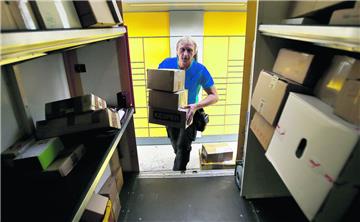 Paketzusteller fühlen sich immer öfter überwacht: Die GPS-Satelliten kontrollieren womöglich nicht nur das Fahrzeug, sondern auch die Arbeitnehmer.