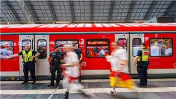 Pannen, überfüllte Bahnsteige und viele Verspätungen: Die Kritik an der Deutschen Bahn während der EM ist deutlich.