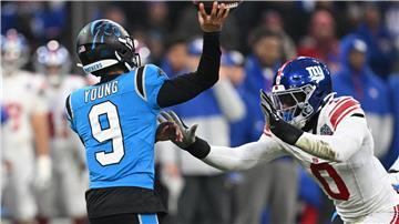Panthers-Quarterback Bryce Young mit einem Passversuch.