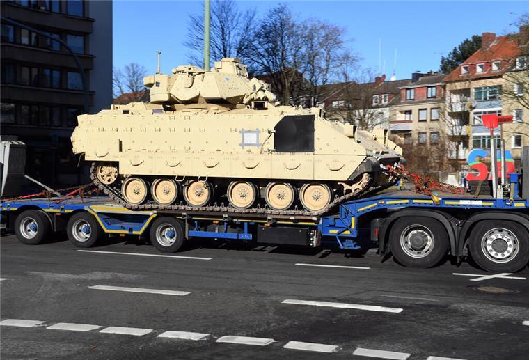 Panzertransporte der US-Armee rollen durch Bremerhaven. Unser Bild zeigt einen Schützenpanzer vom Typ Bradley am "Freigebiet".