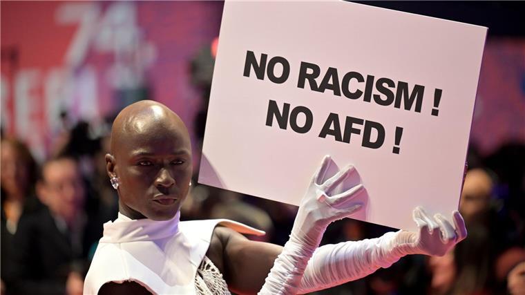 Papis Loveday protestiert bei der Berlinale für Demokratie.