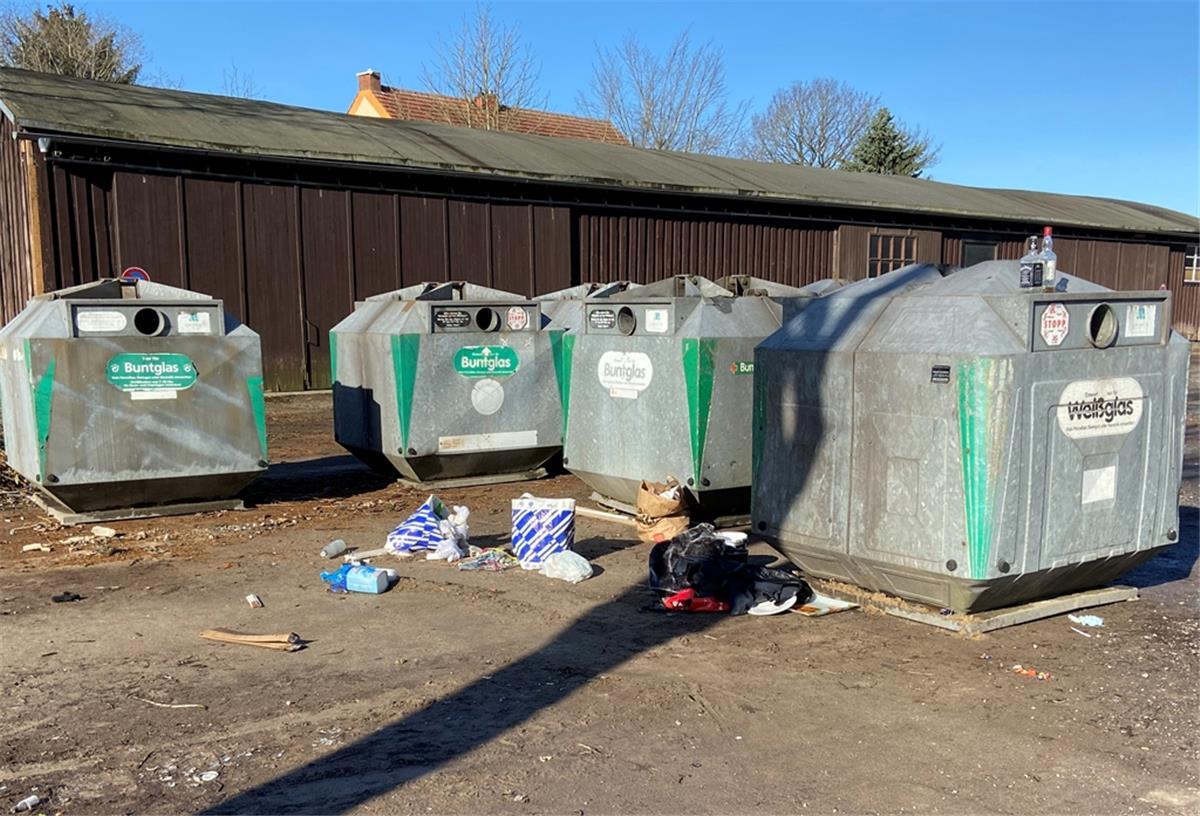 Tarmstedt: Container stehen jetzt am Vereinsheim Pappe, Altkleider, manchmal sogar Fensterscheiben. Vor den Altglascontainern in Tarmstedt sammelt sich immer wieder Müll, der dort nicht hingehört. Seit Freitag stehen die Behälter am TuS Vereinsheim am Wendohweg.