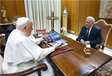 Papst Franziskus (l) empfängt den US-amerikanischen Regisseur Martin Scorsese zu einer Audienz.