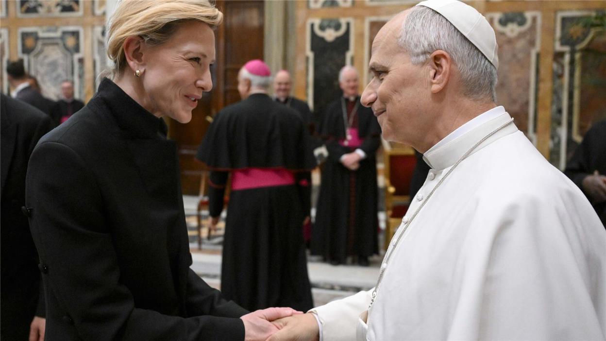 Papst Leo jetzt mit Rückennummer 14 Papst Leo XIV. begrüßt Cate Blanchett während einer Sonderaudienz mit der Welt des Films.