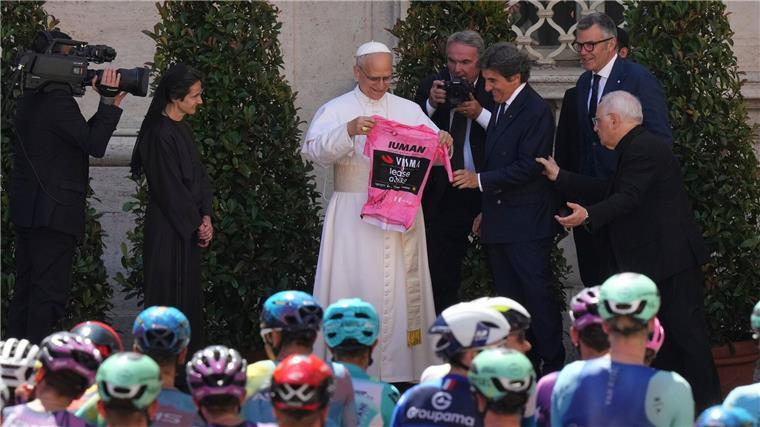 „Besser wird’s nicht“: Papst-Audienz und Giro-Sieg für Yates Papst Leo XIV. bekam ein Rosa Trikot überreicht.
