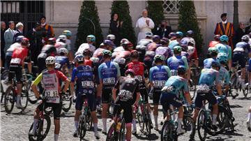 Papst Leo XIV. segnet das Giro-Peloton.