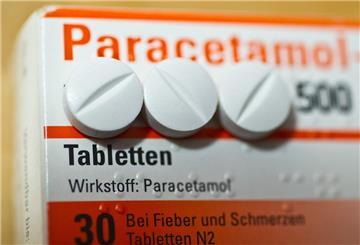 Auf einer Arzneiverpackung liegen Tabletten, die den Wirkstoff Paracetamol enthalten.