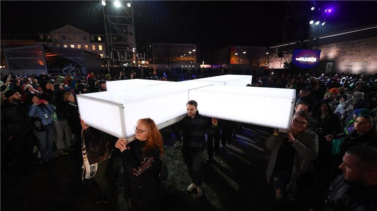 „Unser Jerusalem“: RTL lässt Jesus in Kassel auferstehen Parallel zur Jesus-Erzählung auf der Bühne zog eine Prozession mit einem schweren leuchtenden Kreuz durch die Stadt.