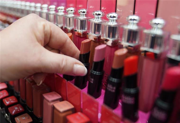 Make-up, Parfüm & Co.: So sparen Beauty-Fans bis zu 53 Prozent Eine Kundin schaut sich im Luxuskaufhaus Alsterhaus Lippenstifte an.