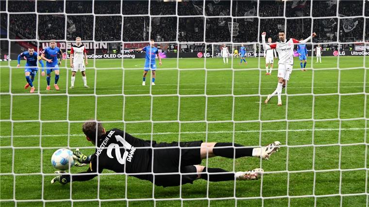 Sieg gegen Kiel: Eintracht bleibt auf Königsklassenkurs Parierte bei seinem Bundesligadebüt einen Elfmeter: Kiels Torwart Thomas Dähne.